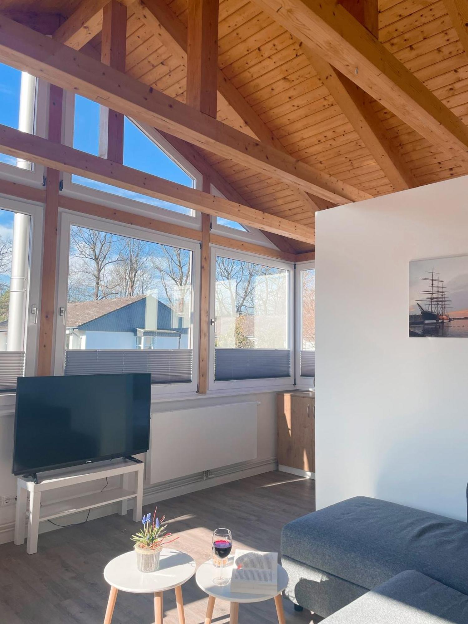 Haus Urvasi Appartement Lübeck Buitenkant foto
